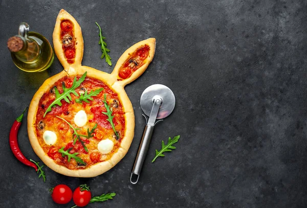 Tavşan şeklinde paskalya pizzası ve arka planda yumurtalar.