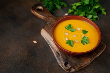 balkabağı kremalı çorba ve maydanozlu koyu arkaplan