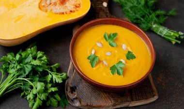 balkabağı kremalı çorba ve maydanozlu koyu arkaplan