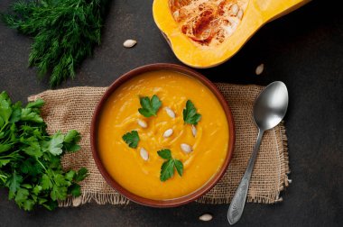 balkabağı kremalı çorba ve maydanozlu koyu arkaplan