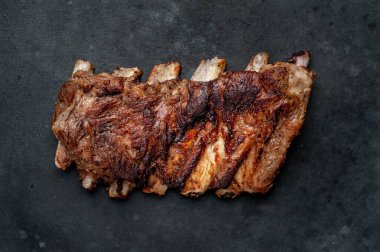 Koyu arkaplanda ızgara domuz pirzolası.