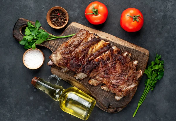 Costillas Parrilla Con Tomates Especias Sobre Fondo Oscuro — Foto de Stock