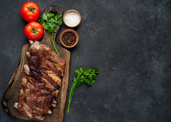 Bistecca Alla Griglia Con Rosmarino Spezie Fondo Scuro — Foto Stock