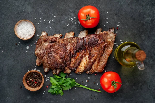 Costillas Parrilla Con Tomates Especias Sobre Fondo Oscuro — Foto de Stock