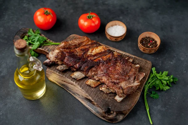 Costillas Parrilla Con Tomates Especias Sobre Fondo Oscuro — Foto de Stock