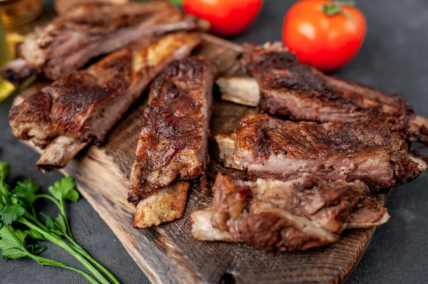 Gegrillte Rippchen Mit Tomaten Und Gewürzen Auf Dunklem Hintergrund — Stockfoto