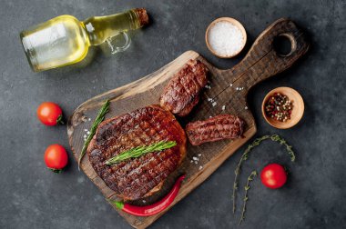 Baharatlı ızgara Paskalya bifteği. Taş zemin üzerinde paskalya tavşanı ve metin için kopyalama alanı.