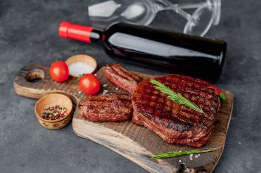 Izgara biftek, şarap, biberiye ve biber..