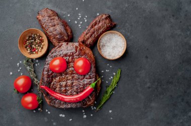 Baharatlı ızgara Paskalya bifteği. Taş zemin üzerinde paskalya tavşanı ve metin için kopyalama alanı.