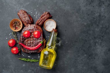 Baharatlı ızgara Paskalya bifteği. Taş zemin üzerinde paskalya tavşanı ve metin için kopyalama alanı.