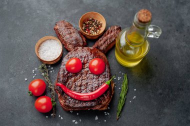 Baharatlı ızgara Paskalya bifteği. Taş zemin üzerinde paskalya tavşanı ve metin için kopyalama alanı.