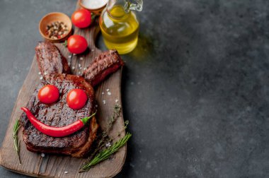 Baharatlı ızgara Paskalya bifteği. Taş zemin üzerinde paskalya tavşanı ve metin için kopyalama alanı.