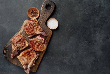 Arka planda baharatlı ızgara biftek.