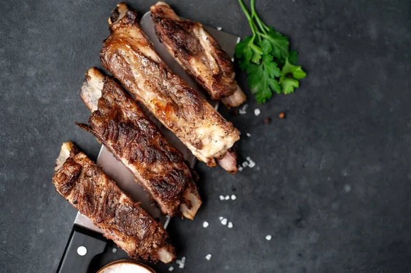 Gegrilde Lamsribbetjes Met Specerijen Peterselie Donkere Achtergrond — Stockfoto