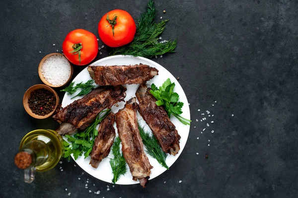 Costelas Cordeiro Grelhadas Com Especiarias Salsa Fundo Escuro — Fotografia de Stock