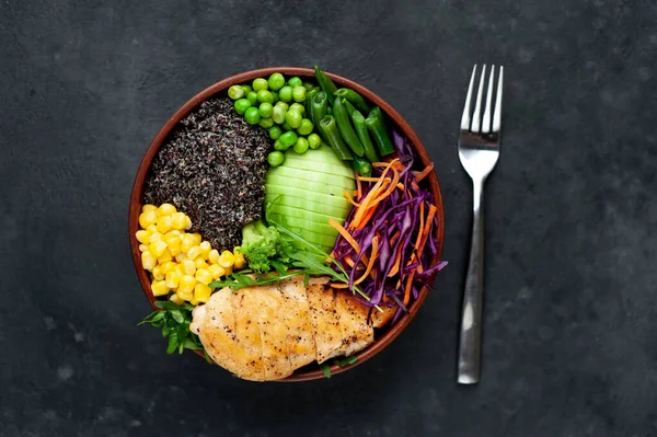 Gegrilltes Hühnerfilet Mit Gemüse Und Kräutern Auf Dunklem Hintergrund Draufsicht — Stockfoto