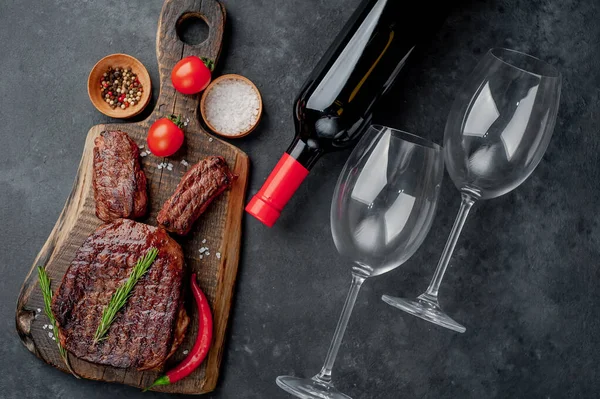 Grilovaný Steak Vínem Sklenicemi Víno Rozmarýnem Pepřem Tmavém Kamenném Pozadí — Stock fotografie