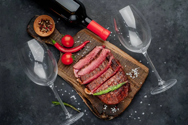 Vinos Botella Vino Bistec Parrilla Con Especias Tomates Hierbas Sobre —  Fotos de Stock