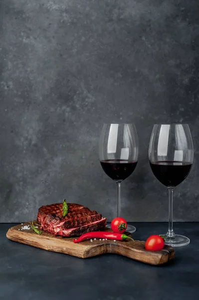 Vasos Vino Tinto Carne Res Sobre Fondo Oscuro —  Fotos de Stock