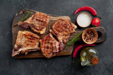 Arka planda baharatlı ızgara biftek.