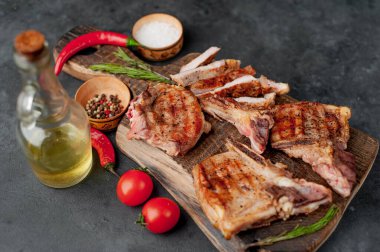 Baharatlı ve domatesli ızgara biftek.