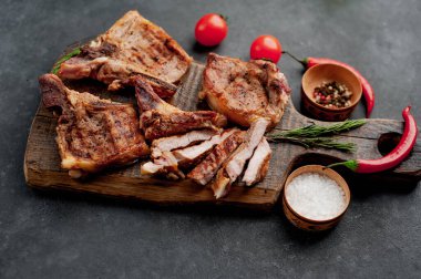 Arka planda baharatlı ızgara biftek.