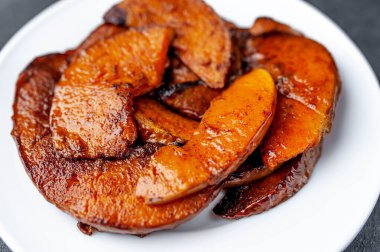 Beyaz tabak pişmiş kabak