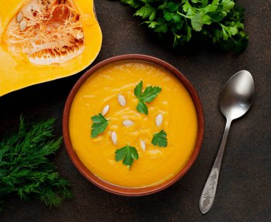 balkabağı kremalı çorba ve maydanozlu koyu arkaplan