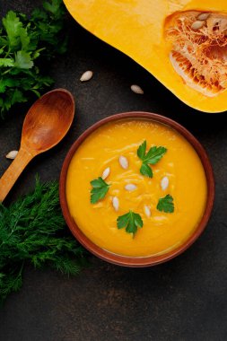 balkabağı kremalı çorba ve maydanozlu koyu arkaplan