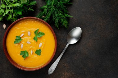 balkabağı kremalı çorba ve maydanozlu koyu arkaplan