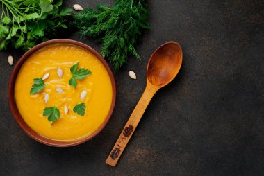 balkabağı kremalı çorba ve maydanozlu koyu arkaplan