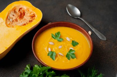 balkabağı kremalı çorba ve maydanozlu koyu arkaplan