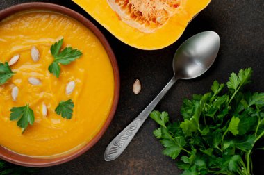 balkabağı kremalı çorba ve maydanozlu koyu arkaplan