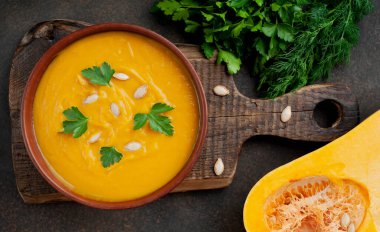 balkabağı kremalı çorba ve maydanozlu koyu arkaplan