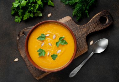 balkabağı kremalı çorba ve maydanozlu koyu arkaplan