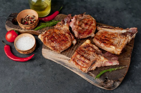 Filetes Parrilla Con Especias Tomates Sobre Fondo Oscuro — Foto de Stock