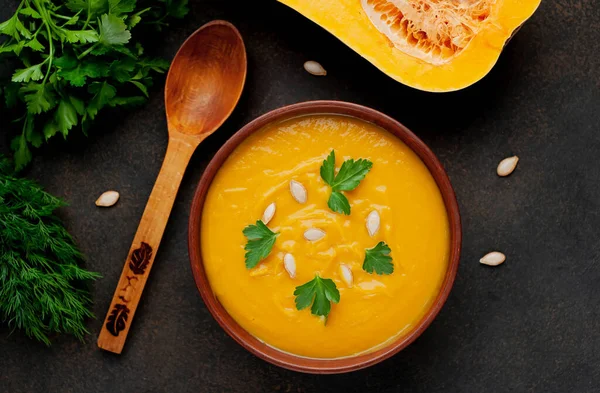 Soupe Crème Citrouille Persil Sur Fond Sombre — Photo