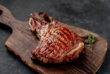 Pirzola ızgara biftek ahşap tahta üzerinde kırsal masa arka planında