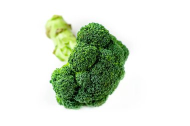 yeşil brokoli beyaz masa arkaplanında izole