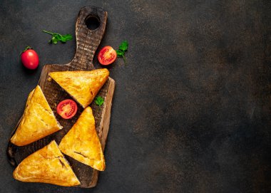 Ev yapımı sandviçler et ve peynirli, ahşap tahtada domatesli, kırsal masa arka planında. 