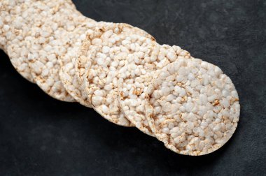 Gri kırsal masa zemininde beyaz pirinç kekleri