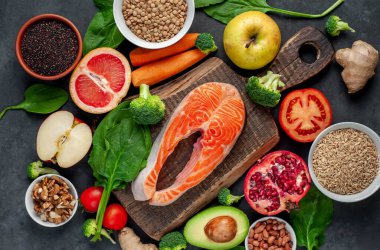 Sebzeli somon balığı çiğ biftek ve kırsal masa arkasında tahıl tabağı olan meyve.