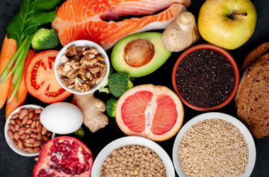 Sebzeli taze somon bifteği ve kırsal masa arka planında meyveler.