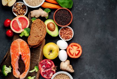 Sebzeli somon balığı çiğ biftek ve kırsal masa arkasında tahıl tabağı olan meyve.