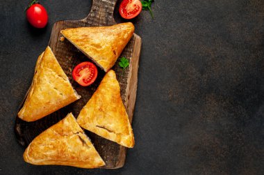 Ev yapımı sandviçler et ve peynirli, ahşap tahtada domatesli, kırsal masa arka planında. 