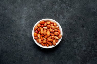 Kırsal arka planda kavrulmuş kahverengi fıstıklı kaseler.