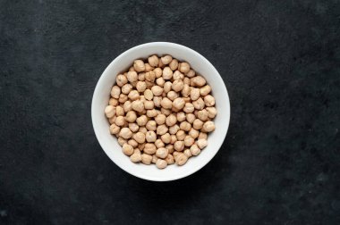 Kahverengi nohut taneleri kırsal arka planda kasede 