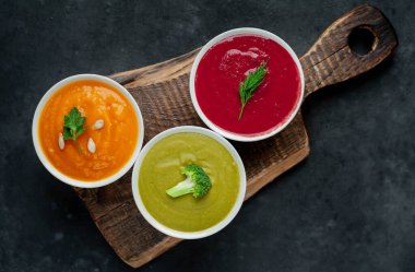 Kabak, havuç ve brokoli soslu kremalı farklı tabaklar.