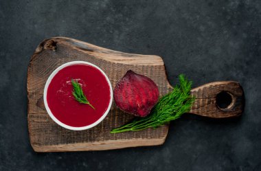 Pancar pancarlı kırmızı kremalı çorba kasesi. Kırsal masa arkaplanı. 