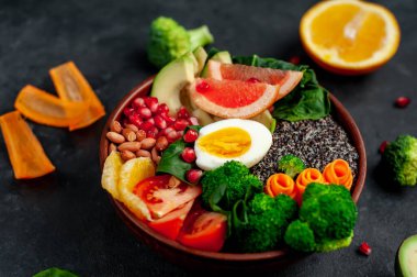 Lezzetli taze meyve suyu kasesi, sebze, meyve ve mısır gevreği kırsal masa arka planında.